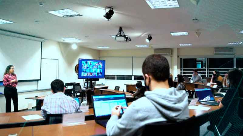 La doble presencialidad física y virtual aplicada a la enseñanza universitaria