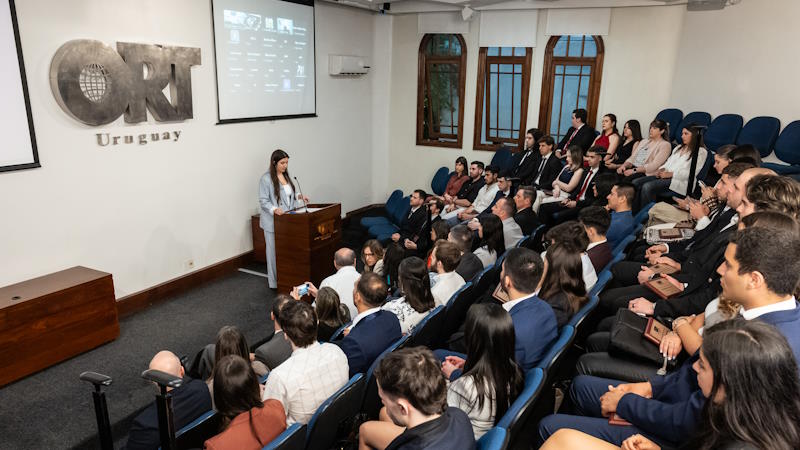 Carreras cortas celebran 80 nuevos graduados