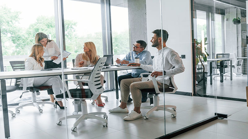 empleados conversando en reunión empresarial