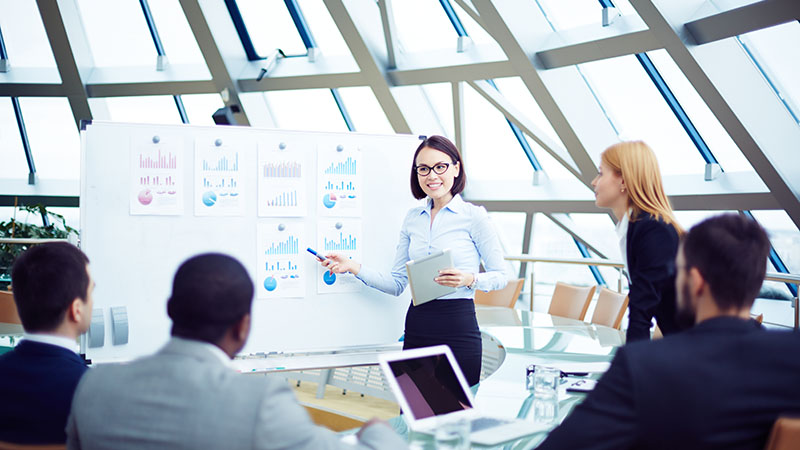 mujer liderando equipo tipos de liderazgo ort uruguay