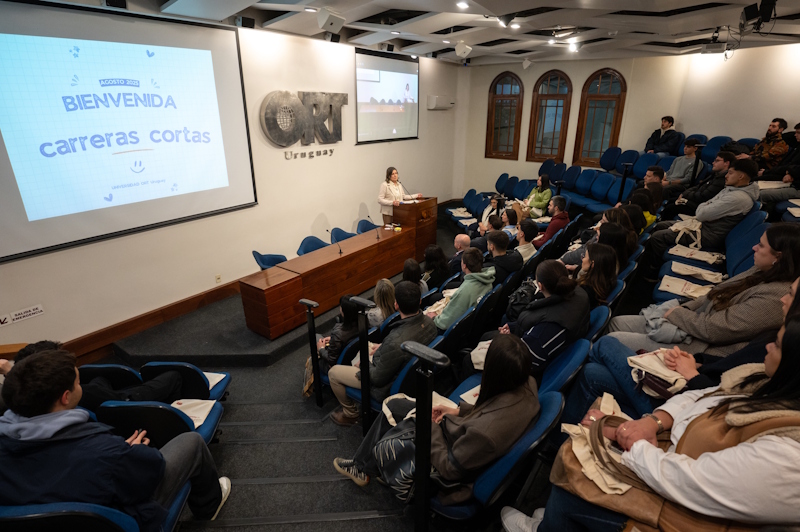 *Dra. Teresa Cometto, decana de la facultad, en la bienvenida de carreras cortas*