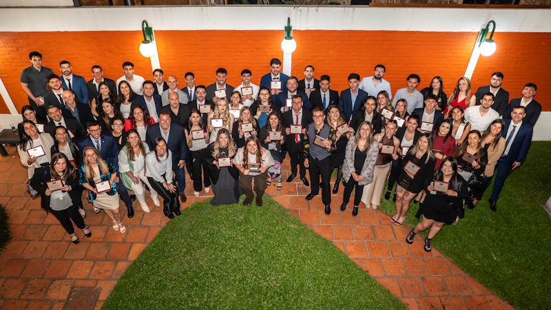 Graduación de carreras cortas: desaprender para volver a aprender Graduados de carreras cortas de la facultad