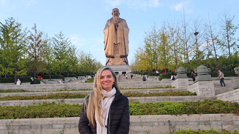 *Prof. Luc&iacute;a Neirotti en Shangh&aacute;i*