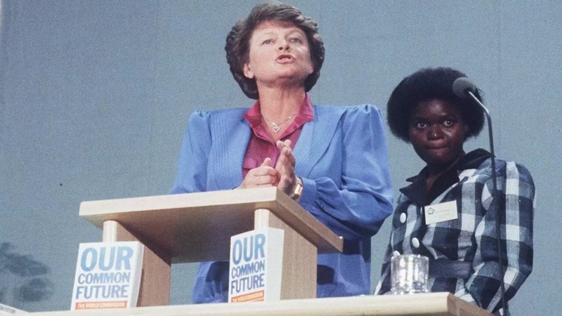 *Gro Harlem Brundtland presentando el informe de la Comisi&oacute;n Mundial sobre Medio Ambiente y Desarrollo en Londres en 1987.*