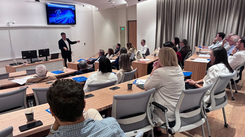 *Le&oacute;n Shocr&oacute;n en la Escuela de Negocios*