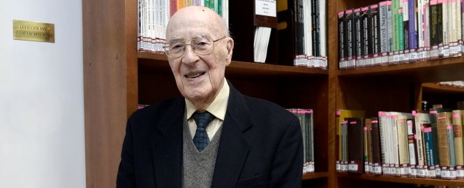 Embajador Julio Lacarte Muró realizó donación a la biblioteca