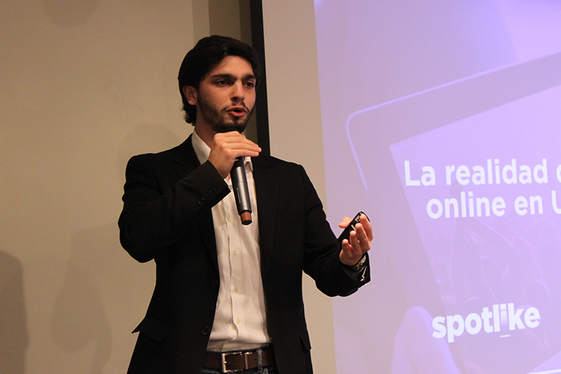 Bruno Petcho durante la presentación de Spotlike. Foto: Universidad ORT Uruguay.