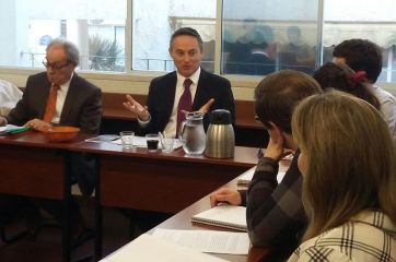 Diplomáticos visitaron clase de la Licenciatura en Estudios Internacionales en el marco del ciclo Dialogando con los Embajadores Durante el ciclo, la clase adquirió la modalidad de un diálogo donde los estudiantes defendieron ante los embajadores internacionales sus trabajos obligatorios.